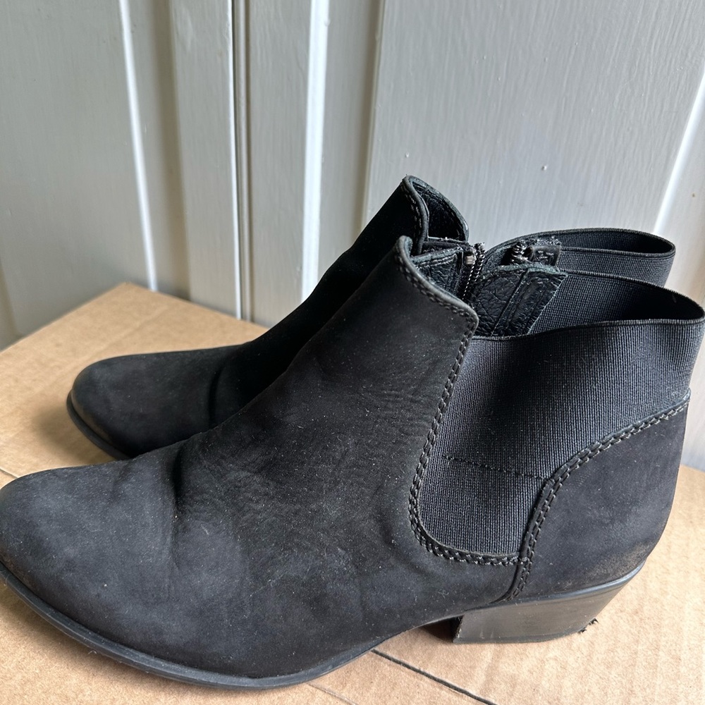 Women’s Steve Madden, black suede ankle boots 8 1/2 M